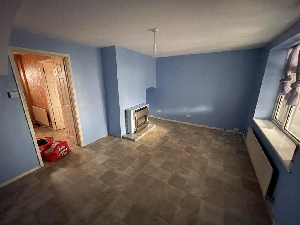 Lot: 95 - HOUSE IN POPULAR RESIDENTIAL AREA FOR INVESTMENT OR OCCUPATION - Inside image of living area from hallway